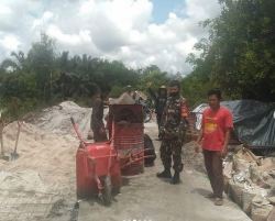 Babinsa Koramil Bukit Batu Bantu Pembangunan Jalan di Kelurahan Pager