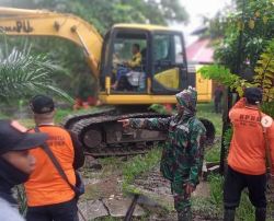 Wujudkan Lingkungan Yang Sehat, Kodim 1015/Sampit Gotong – Royong Bersihkan Saluran Drainase Dan Sungai