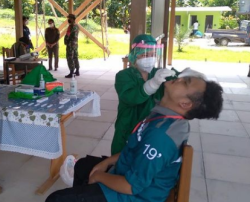 Babinsa Koramil 1016-02/Bukit Batu Kawal Pelaksanaan Swab Antigen Mahasiswa dan Dosen