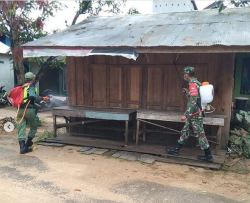 Babinsa Koramil 1015-15/Tlp Melaksanakan Penyemprotan Desinfektan