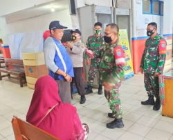 Babinsa Koramil 1015-08/Mentawa Baru Ketapang Berikan Himbauan Dalam Giat PPKM Mikro Di Terminal Penumpang Pelabuhan Sampit