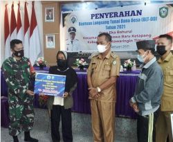 Babinsa Koramil 1015-08/Mbk Peduli Terhadap Warganya Dengan Dampingi Pembagian BLT-DD