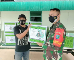 Bagikan Bingkisan Lebaran Ke Awak Media, Dandim Pangakalan Bun Sampaikan ini