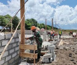 Bersama Warga, Anggota Koramil Jelai Gotong Royong Bangun Bumdes