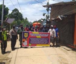 BABINSA DAN BHABINKAMTIBMAS BERSAMA RELAWAN LAKUKAN HIMBAUAN, PENYEMPROTAN DISINFEKTAN SERTA MEMBAGIKAN 500 MASKER KEPADA WARGA DESA TUMBANG EMPAS.