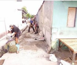 Babinsa Serma Yulianto Bersama Warga Lakukan Gotong Royong Perbaiki Jalan