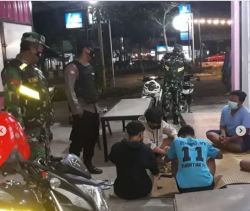 Babinsa Koramil 1015-09/Baamang Bersama Polsek Lakukan Razia Prokes Pengunjung Rumah Makan dan Cafe