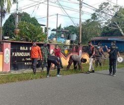Pabung Katingan Kodim 1015/Sampit Mayor Inf Supriyanto Karya Bakti Bersihkan Fasilitas Umum