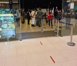 TNI Beserta Tim Gabungan Mendisiplinkan Potkes di pusat Pembelanjaan