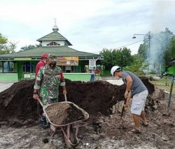 Babinsa Bersama Warga Gotong-Royong Timbun Halaman Masjid Nurul Iman Petuk Katimpun