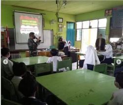 Danramil 1015-08/Mentawa Baru Ketapang berikan “Wasbang” dan bela negara kepada siswa