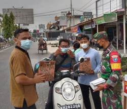 Jelang Berbuka Puasa,Koramil 1015-08/Mbk Bagi-Bagi Takjil Dan Masker