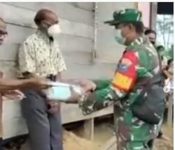 Koramil 1015-04/Katingan Hilir Bagikan Masker Gratis Dan Sosialisasi Protkes