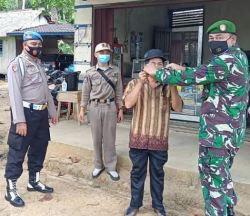 Koramil 1012-05/Hayaping Bagikan Masker Gratis Kepada Warga Binaannya