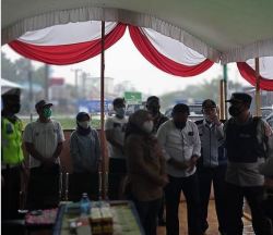 Koramil 1015-10/Ktb Dampingi Wakil Bupati Kotawaringin Timur Beserta Rombongan Tinjau Pos Penyekatan Operasi Ketupat Telabang 2021