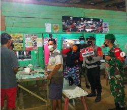 Sambangi Pertokoan Saat Operasi Yustisi, Petugas Gabungan Sampaikan Aturan PPKM Mikro