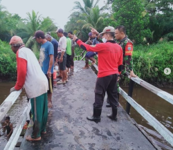 Cegah Banjir, Danpos Seruyan hilir timur Ajak Warga Gotong Royong Bersihkan Saluran Air