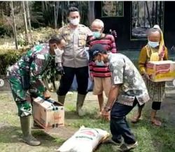 Wujud Kepedulian , Danramil 1015-04/Katingan Tengah Serahkan Bantuan Sembako Kepada Korban Kebakaran