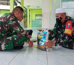Anggota Kodim 1015/Sampit Melaksanakan Pembayaran Zakat Fitrah.