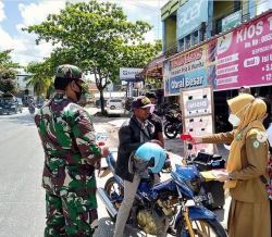 Babinsaramil 1015-08/Mentaya Baru Ketapang Lakukan Operasi Yustisi Dan Himbau Pakai Masker