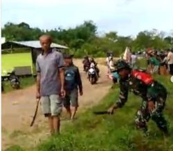 Babinsa Koramil 1015-04/Katingan Tengah Bersama Warga Binaanya Gotong-royong Bersihkan Parit