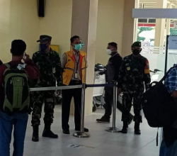 Bersama Satgas Covid-19, Babinsa Lakukan Pengecekan Terhadap Penumpang Pesawat