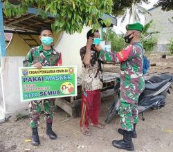 Bagikan Masker, Koramil 1014 – 06/Sukamara Susuri Pemukiman Warga