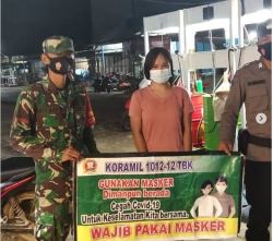 Putus Rantai Penyebaran Covid-19, Babinsa Koramil 1012-12/Tabak Gencar Sosialisasikan Prokes