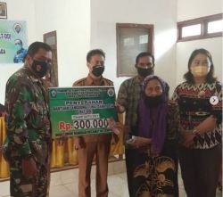 Babinsa Koramil 1015-11/Cpg Kawal Pembagian BLT DD Dampak Covid 19