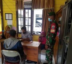 Pantau Pelaksanaan Penyaluran BLT, Babinsa Kuala Jelai Himbau Warga Tatap Patuhi Prokes