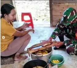 Komsos Babinsa Koramil 1015-13/Mentaya Hulu Bantu Pengolahan Keripik Pisang