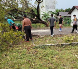 Babinsa Koramil 1015-14/Seruyan Hilir Melaksanakan Gotong Royong Bersikan Jalan