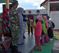 Sambut Ramadhan 1442 H, Babinsa Koramil 1015-14/KPB Pantau Jalannya Pasar Murah