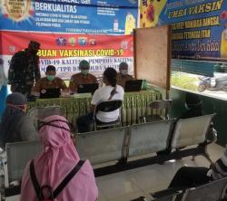 Babinsa Koramil 1015-12/ Parenggean a Monitoring Penyuntikan Vaksin Tahap Pertama Dan kedua