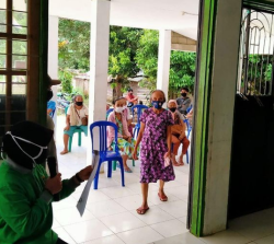 Babinsa Koramil 1012-12/ Tabak Bantu Penyaluran BLT DD kepada Masyarakat