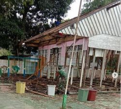 Gedung Sekolah Tak Layak Digunakan, Babinsa Kelurahan Pangkut Bantu Warga Merenovasi