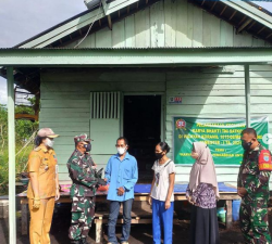 Koramil 1015-08/Mentawa Baru Ketapang Menyerahkan Hasil Bedah RTLH