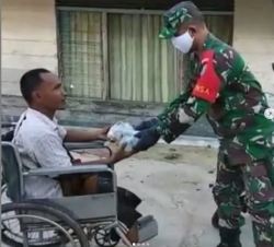 Wujud Kepedulian Ditengah Pandemi Covid-19, Koramil 1015-09/Baamang Bagikan Nasi Bungkus