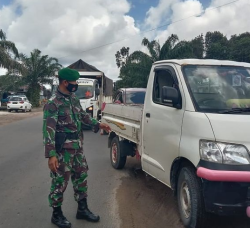 Jelang Lebaran, Babinsa Koramil 1015-08/Mbk Terus Siaga di Posko Perbatasan Cegah Covid-19