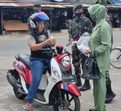Pembagian Masker Oleh Persit KCK Cabang XLI Kodim 1015/Spt di Desa Tangkal Covid-19