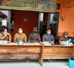 Babinsa Koramil 1015-16/Pbh Kawal Penyaluran BLT DD Desa Asambaru