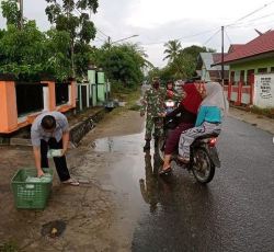 Koramil 1015-16/Pbh Bersama PT. Pos Indonesia Bagikan Takjil untuk Buka Puasa