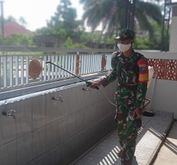 Lindungi Warga dari Covid, Personil Kodim 1015/Sampit Keliling Kampung Semprot Disinfektan