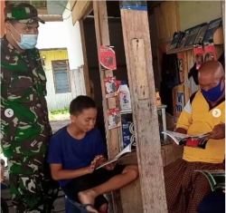 Anak-anak di Desa Samuda Kecil Sambut Riang Hadirnya Perpustakaan Keliling Si Komos Koramil 1015-16/Smd