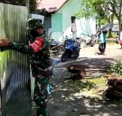 Anggota Koramil 1015-03/Katigan Hilir Gotong Royong Bantu Bangun Rumah Bapak Abdulah