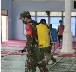 Anggota Koramil 1015-04/Katingan Tengah Gelar Pembagian Masker Dan Penyemprotan