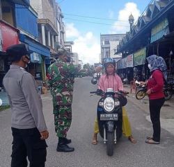 Dukung Program PPKM Skala Mikro, Babinsa Koramil 1015-03/Ksg Memberikan Himbauan dan Bagi Masker ke Warga Binaan