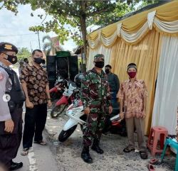 Babinsa 1015-10/Kotabesi Bersama Babinkamtibnas Monitoring Hajatan Warga Sesuai Prokes.