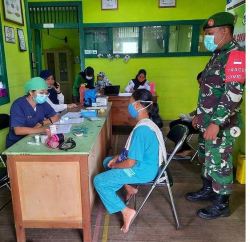 Babinsa Koramil 1015-02/Bbg Pendampingan Vaksinasi Covid-19 Untuk Lanjut Usia