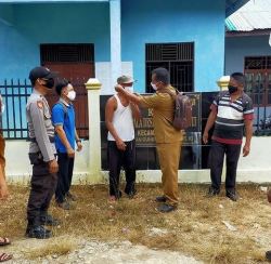 Dukung Pencanangan Desa Tangkal Covid – 19, Koramil 1012-05/Hayaping Bagikan dan Sosialisasikan Pemakaian Masker